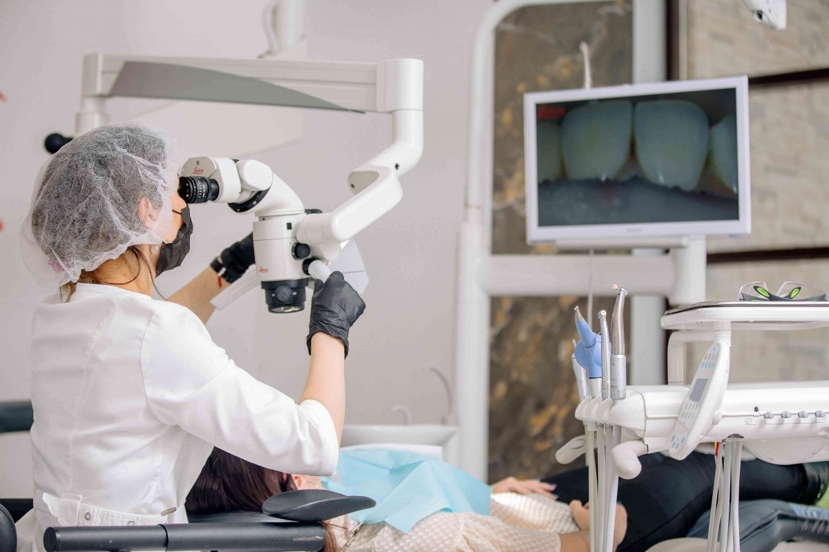 Лечение зубов с микроскопом в томске протезирование зубов Томск Аптекарский